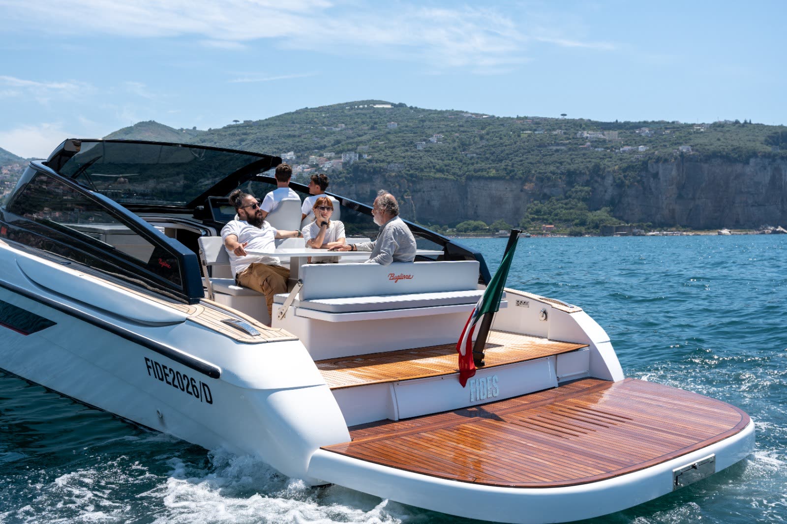 La poppa in teak della 48', sopra il garage e la sala macchine.