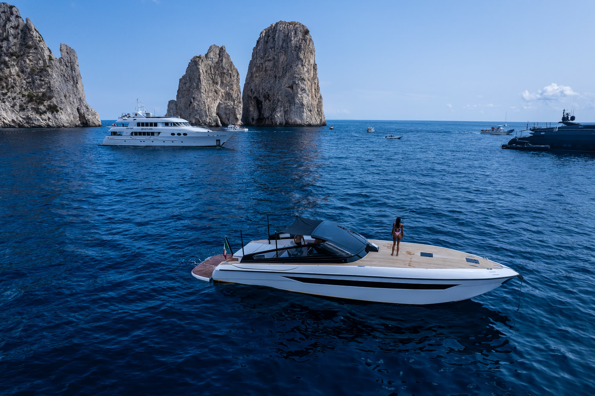 La 48' all'ancora davanti ai Faraglioni di Capri.