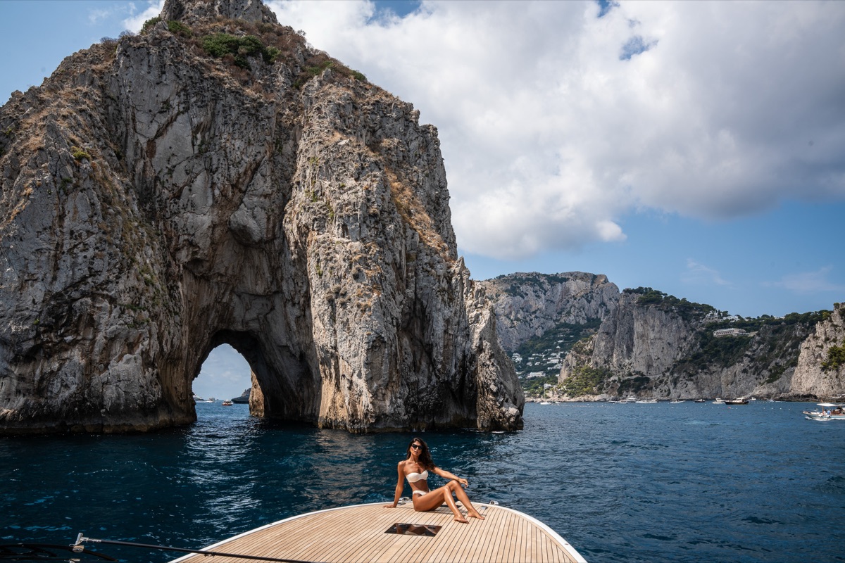 La prua della 48' davanti all'arco naturale di Capri.