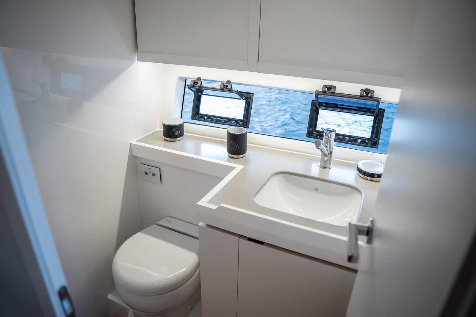 Uno dei due bagni: lavabo, wc e finestratura sullo scafo.