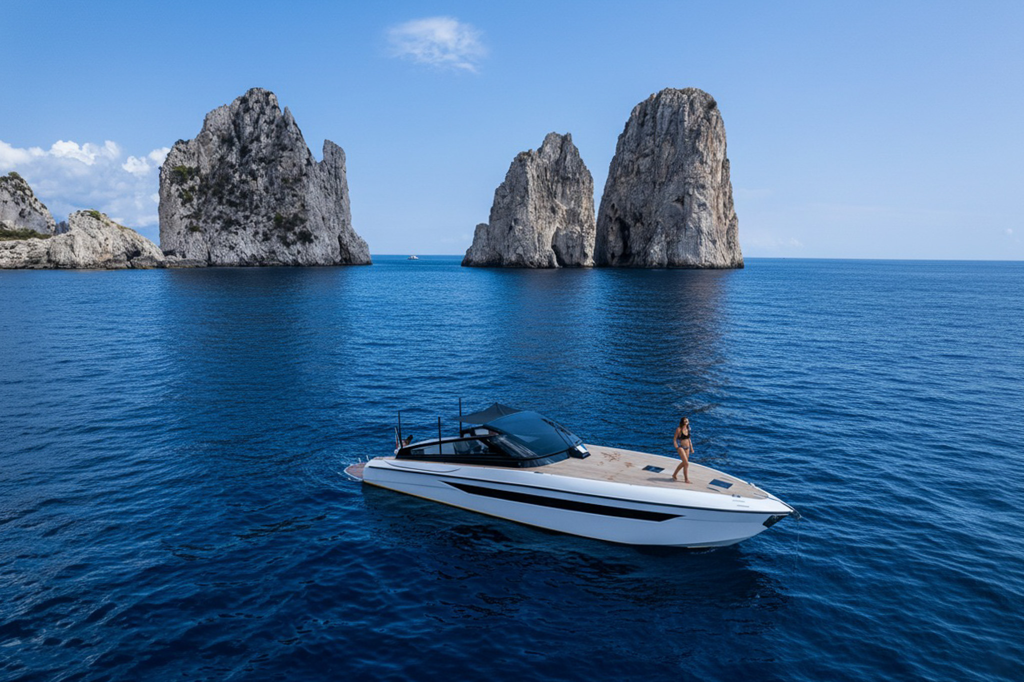 La 48' all'ancora davanti ai Faraglioni di Capri.