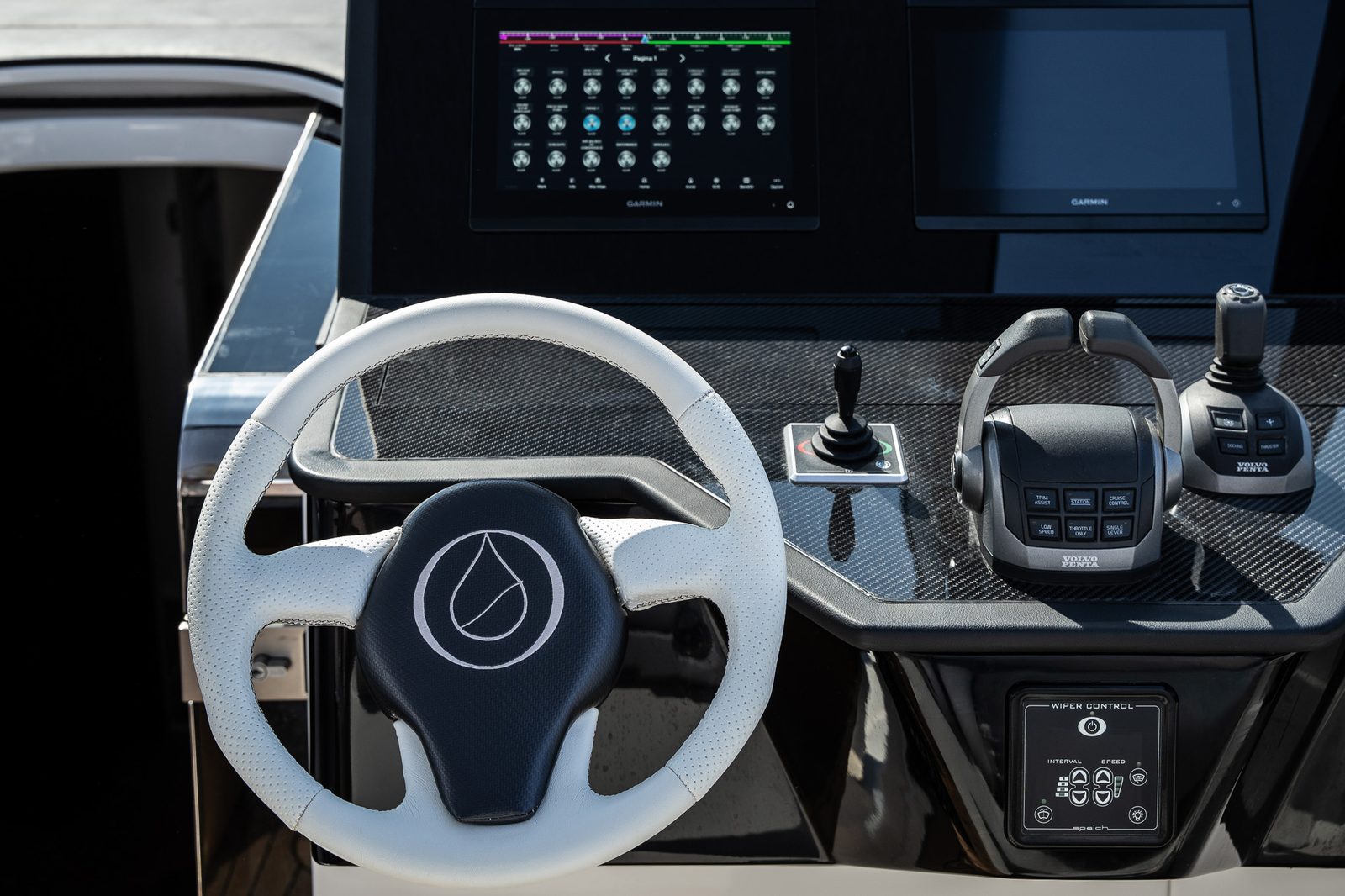 La plancia: volante, leve, joystick e i monitor di bordo.