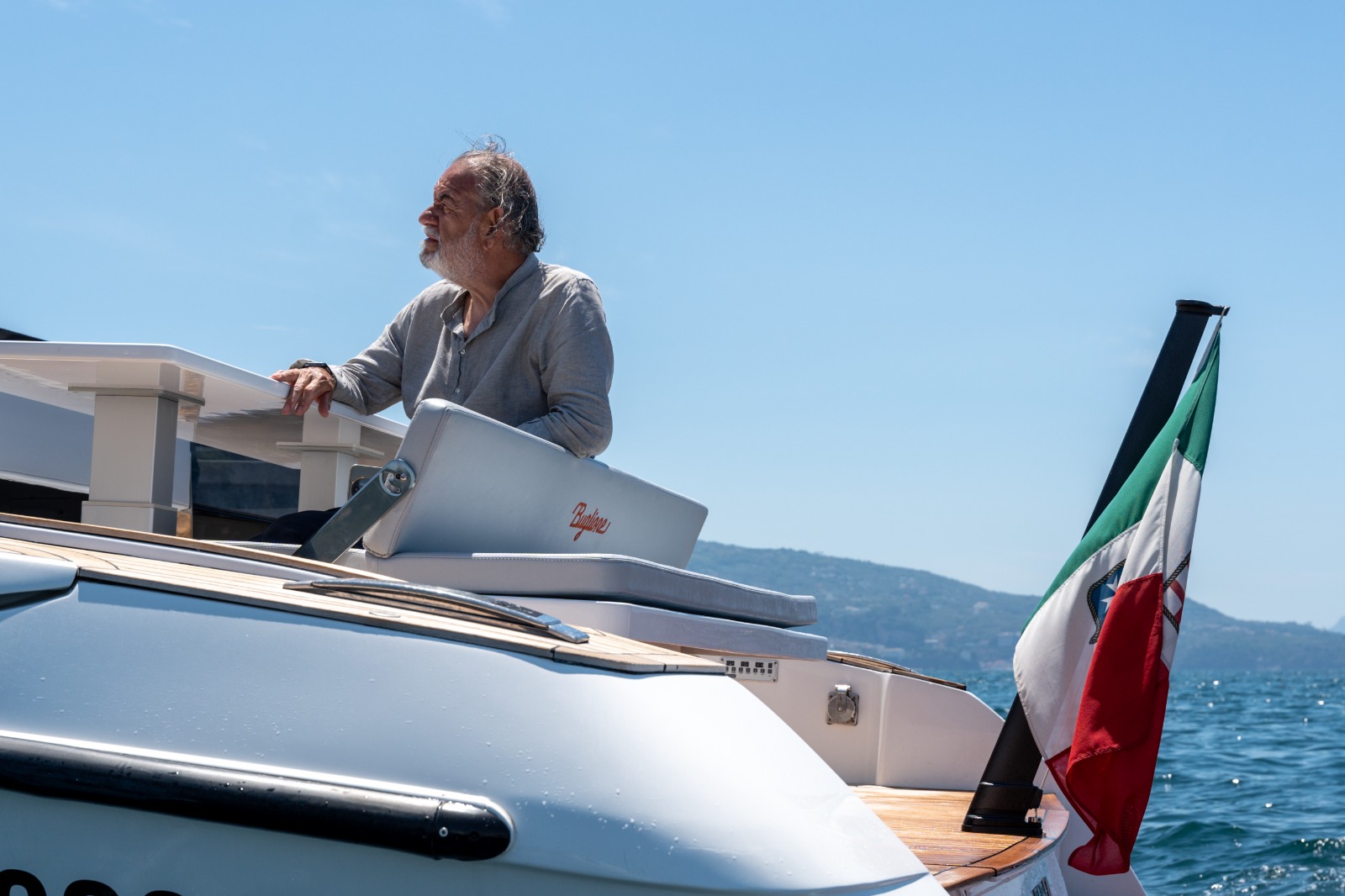 La plancetta di poppa in teak con la bandiera italiana.