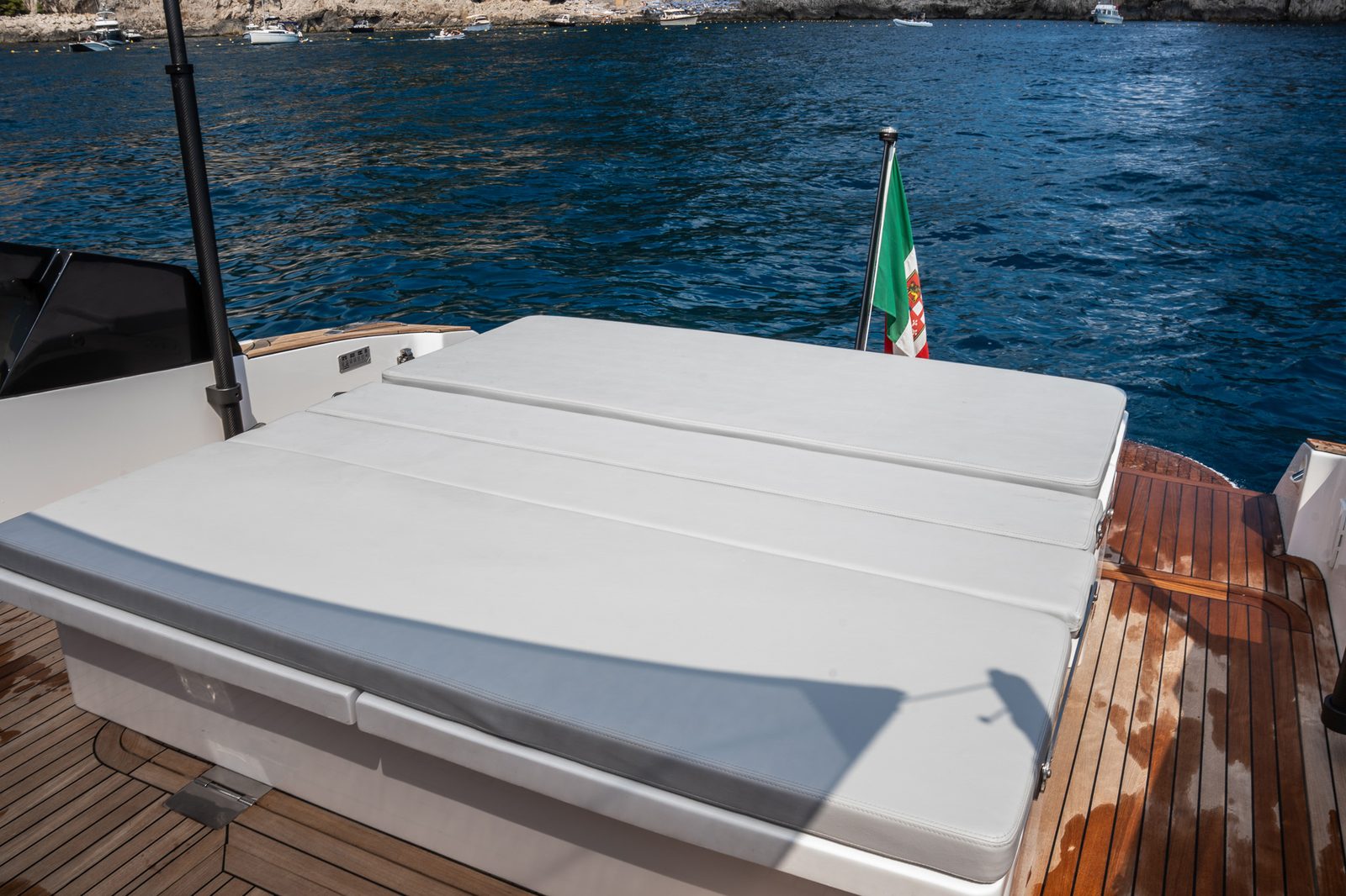 Il prendisole di poppa in teak, con la bandiera italiana.