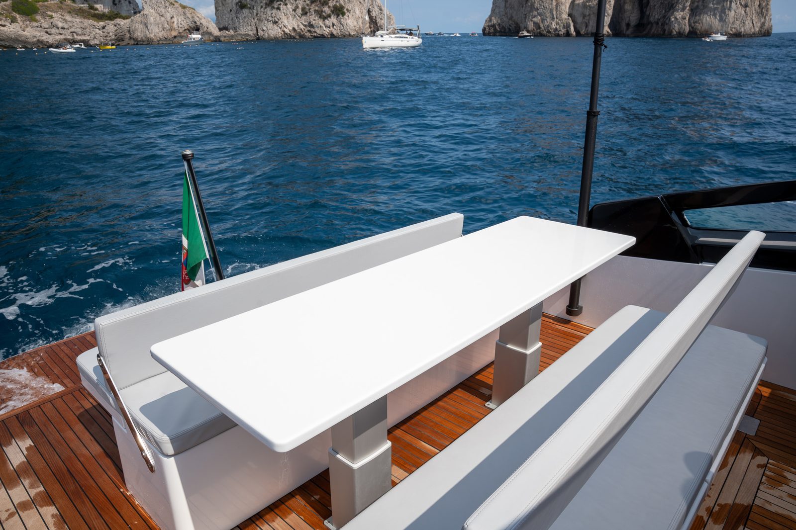 Il tavolo elettrico del pozzetto, sollevato, con la costa di Capri sullo sfondo.