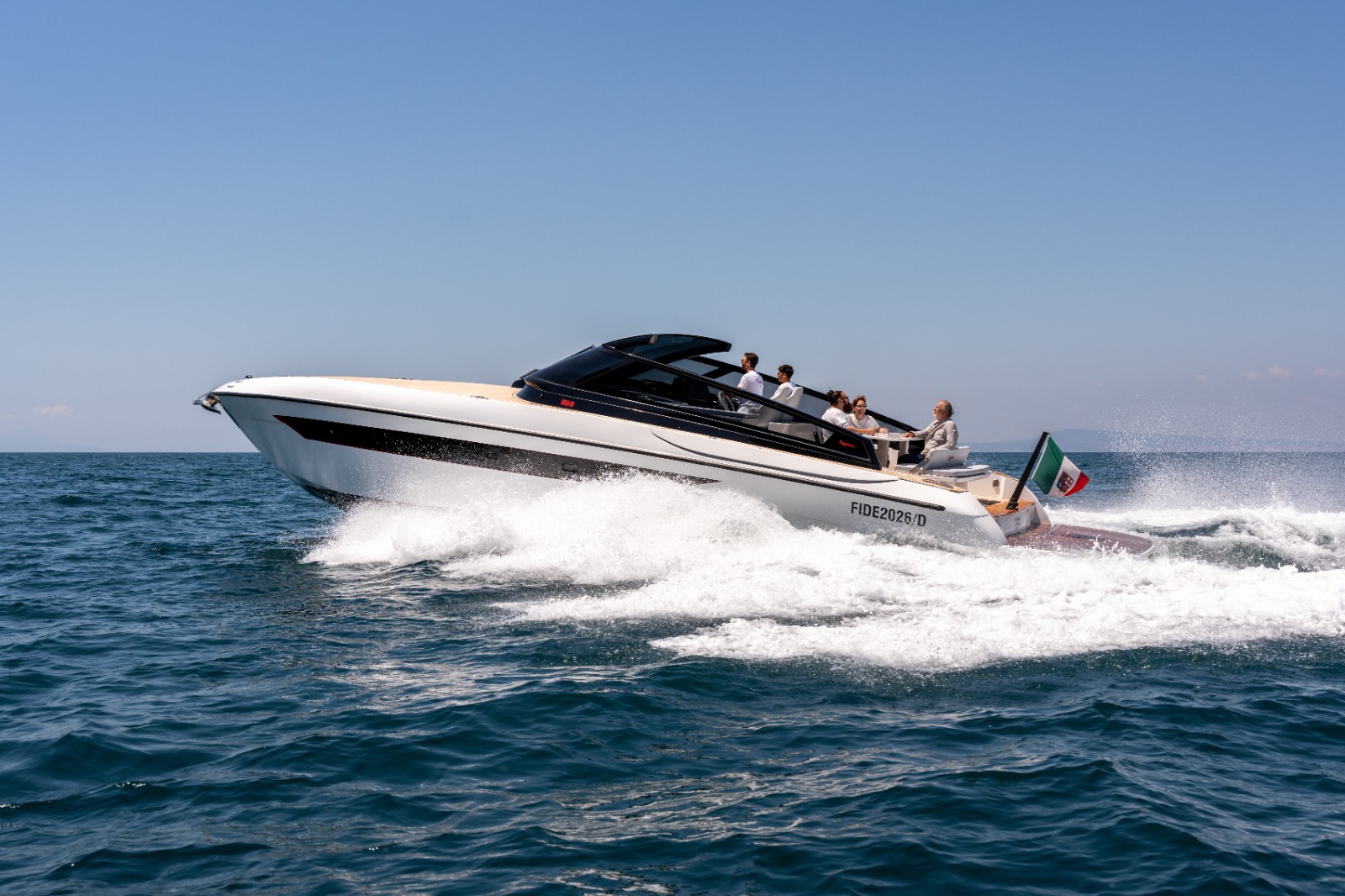 La 48' a velocità di crociera con la costiera alle spalle.